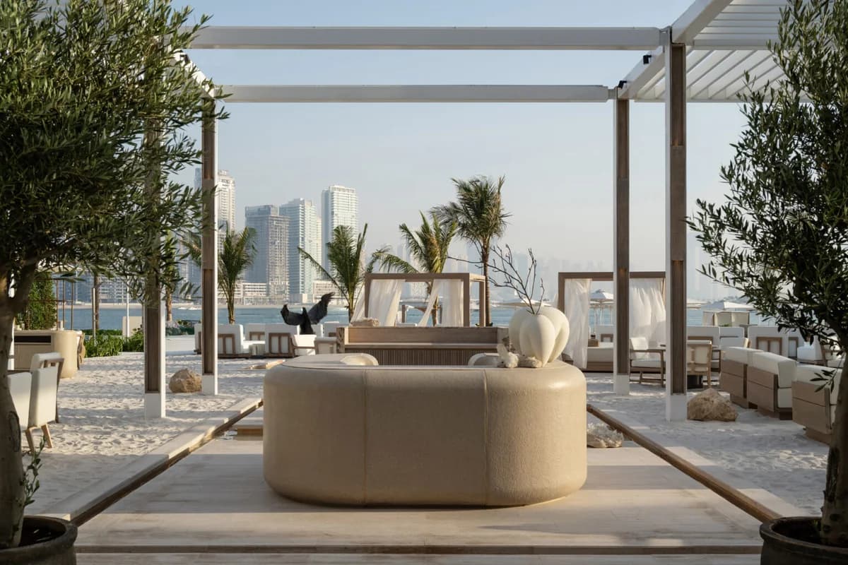 SĀN Beach, Dubai, shaded deck